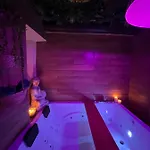 Le Balneo Jacuzzi Vieil Safranier Apartment *