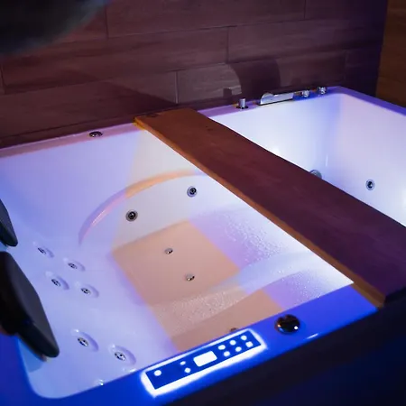 Le Balneo Jacuzzi Vieil Safranier Apartment *